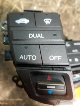 655.HO1N09 HONDA Steering Wheel Temperature Control Switches #2