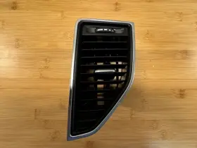95B819202E PORSCHE Macan Center Right Dash Air Vent